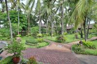 The Jayakarta Bali Beach Resort外面的花园