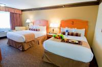 里士满Abercorn Hotel, Trademark Collection by Wyndham的一间酒店客房,房间内设有两张床