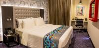 Fairway Colombo - Sri Lanka&#39;s First Hotel With Robot Technology客房内的一张或多张床位