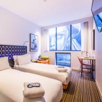 The Constance Fortitude Valley客房内的一张或多张床位