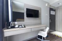 Hotel 99 Kelana Jaya (PJ)的电视和/或娱乐中心
