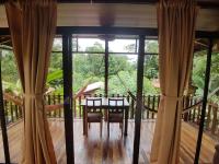 Hotel Heliconias Nature Inn &amp; Hot Springs的阳台或露台