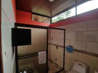 Hotel Heliconias Nature Inn &amp; Hot Springs的一间浴室