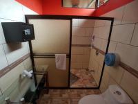 Hotel Heliconias Nature Inn &amp; Hot Springs的一间浴室