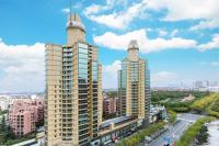 上海上海金桥钻石碧云苑服务公寓的城市两座高楼的景色