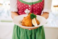 Sankt Martin im Sulmtal格斯玛瑞提旅馆的一名女子端着一盘食物
