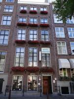 阿姆斯特丹Hotel Hoksbergen的砖砌的建筑,有窗户和鲜花