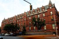 纽约HI New York City Hostel的一座大型砖砌建筑前的交通灯