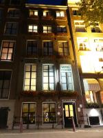 阿姆斯特丹Hotel Hoksbergen的前方有窗户和鲜花的建筑