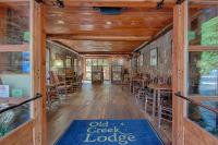 Old Creek Lodge餐厅或其他用餐的地方