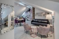 巴登smartroom The Residence la Cittadella Baden的带沙发、椅子和桌子的客厅