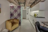 巴登smartroom The Residence la Cittadella Baden的一间带椅子的客厅和一间厨房