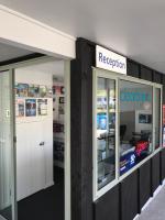 瓦纳卡克里尔布鲁克服务式汽车旅馆&amp;公寓的墙上有标牌的修理店