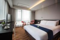 Gloucester Hotel Jeju客房内的一张或多张床位