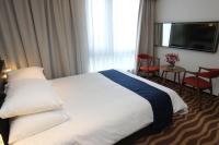 Gloucester Hotel Jeju客房内的一张或多张床位