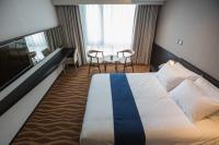Gloucester Hotel Jeju客房内的一张或多张床位