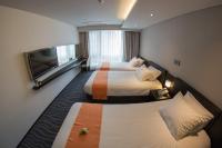 Gloucester Hotel Jeju的电视和/或娱乐中心