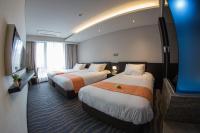 Gloucester Hotel Jeju客房内的一张或多张床位