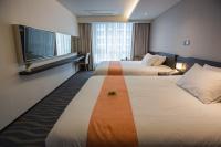 Gloucester Hotel Jeju客房内的一张或多张床位
