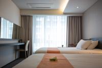 Gloucester Hotel Jeju客房内的一张或多张床位