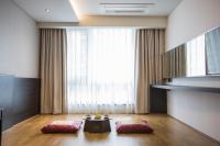 Gloucester Hotel Jeju客房内的一张或多张床位