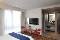 Gloucester Hotel Jeju的电视和/或娱乐中心