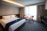 Gloucester Hotel Jeju客房内的一张或多张床位