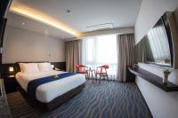 Gloucester Hotel Jeju客房内的一张或多张床位