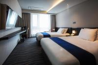 Gloucester Hotel Jeju客房内的一张或多张床位