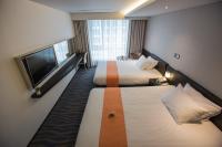 Gloucester Hotel Jeju客房内的一张或多张床位