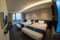 Gloucester Hotel Jeju客房内的一张或多张床位