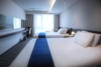 Gloucester Hotel Jeju客房内的一张或多张床位