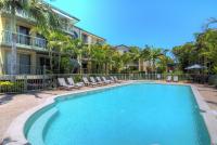 Bila Vista Kirra Beachside Apartments内部或周边的泳池