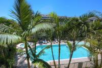 Bila Vista Kirra Beachside Apartments内部或周边的泳池