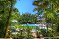 Bila Vista Kirra Beachside Apartments内部或周边的泳池