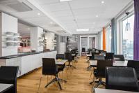 Sure Hotel by Best Western Stockholm Alvsjo的厨房或小厨房