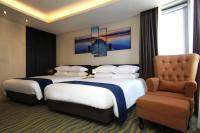 Gloucester Hotel Jeju客房内的一张或多张床位