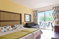 PortAventura Hotel Roulette - Includes unlimited access to PortAventura Park & 1 access to Ferrari Land客房内的一张或多张床位