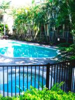 Bila Vista Kirra Beachside Apartments内部或周边的泳池
