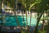 Bila Vista Kirra Beachside Apartments内部或周边的泳池