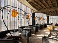 大西洋城Ocean Casino Resort的有一排桌椅的餐厅