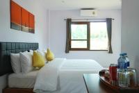 库德岛The Lodge at Koh Kood的带白色床和窗户的卧室