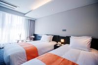 Gloucester Hotel Jeju客房内的一张或多张床位