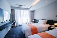Gloucester Hotel Jeju客房内的一张或多张床位
