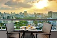Centre Point Plus Hotel Pratunam的阳台或露台