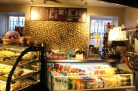纽约HI New York City Hostel的餐厅设有冰箱,里面装满了食物