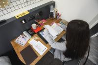 谢菲尔德乔纳斯酒店的坐在办公室桌子上的女人