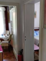 杜布罗夫尼克Adriatic Apartments的通向带卧室的房间的开放式门