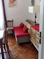 杜布罗夫尼克Adriatic Apartments的带沙发和红色座椅的客厅
