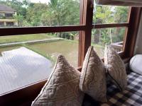Ubud Lestari Bungalows的阳台或露台